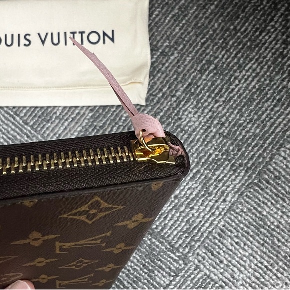 LOUIS VUITTON MONOGRAM CLEMENCE WALLET ZIP AROUND ROSE BALLERINE - Picture 6 of 16